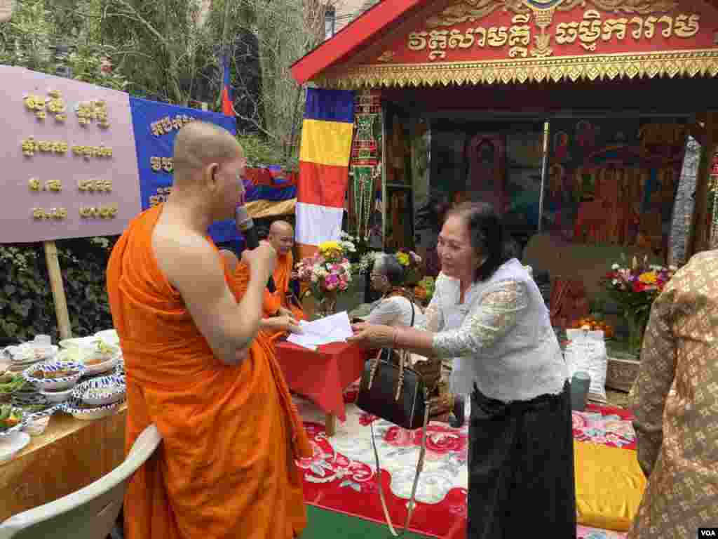 សហគមន៍ខ្មែរអាមេរិកាំងប្រារព្ធពិធីបុណ្យចូលឆ្នាំខ្មែរប្រពៃណីជាតិ នៅវត្តសាមគ្គីធម្មិការាម ក្នុងសង្កាត់ Brooklyn ទីក្រុងញូវយ៉ក សហរដ្ឋអាមេរិក នៅថ្ងៃសៅរ៍ ទី១៦ ខែមេសា ឆ្នាំ ២០២២។ (ប៉ូច រាសី/វីអូអេ)