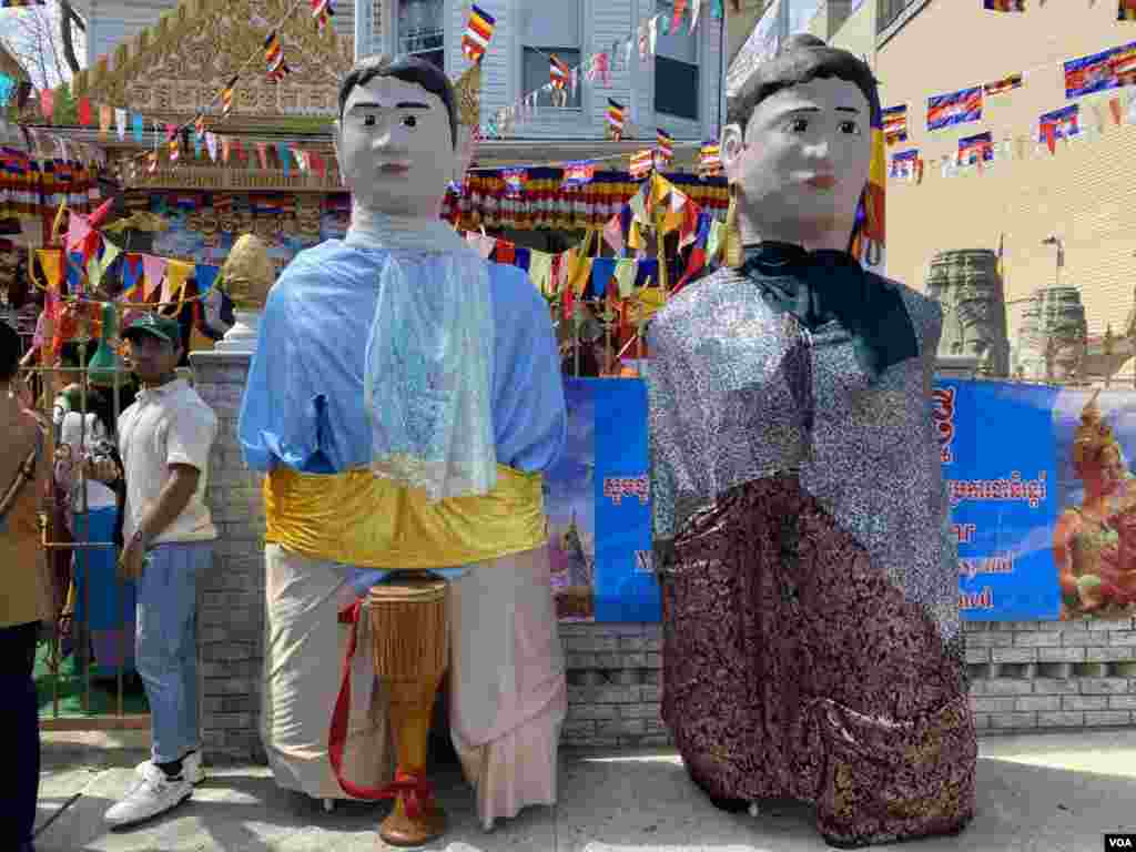 សហគមន៍ខ្មែរអាមេរិកាំងប្រារព្ធពិធីបុណ្យចូលឆ្នាំខ្មែរប្រពៃណីជាតិ នៅវត្តសាមគ្គីធម្មិការាម ក្នុងសង្កាត់ Brooklyn ទីក្រុងញូវយ៉ក សហរដ្ឋអាមេរិក នៅថ្ងៃសៅរ៍ ទី១៦ ខែមេសា ឆ្នាំ ២០២២។ (ប៉ូច រាសី/វីអូអេ)