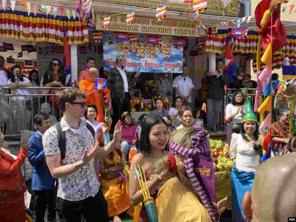 សហគមន៍ខ្មែរអាមេរិកាំងប្រារព្ធពិធីបុណ្យចូលឆ្នាំខ្មែរប្រពៃណីជាតិ នៅវត្តសាមគ្គីធម្មិការាម ក្នុងសង្កាត់ Brooklyn ទីក្រុងញូវយ៉ក សហរដ្ឋអាមេរិក នៅថ្ងៃសៅរ៍ ទី១៦ ខែមេសា ឆ្នាំ ២០២២។ (ប៉ូច រាសី/វីអូអេ)