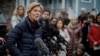 Senator AS, Elizabeth Warren, memberikan keterangan kepada reporter di luar tempat kediamannya di Cambridge, Massachusetts, 31 Desember 2018.