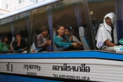 រូបឯកសារ៖ ពលករ​ចំណាកស្រុក​អង្គុយ​ក្នុង​ឡានក្រុង​មក​ដល់​ច្រក​ព្រំដែន​អន្តរជាតិ​កម្ពុជា​ថៃ​នៅ​ក្រុង​ប៉ោយប៉ែត កម្ពុជា។