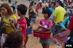 A young female seller approaches visitors to sell souvenirs at the famed Angkor Wat complex in northern Cambodia on Friday, March 20, 2015. (Neou Vannarin/VOA Khmer)