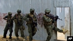 Des soldats somaliens à la poursuite de militants shebab à Ealsha Biyaha, Somalie, le 2 juin 2012.