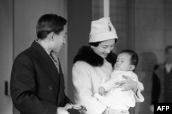 Kaisar Akihito (kiri) dan Permaisuri Michiko menyambut Putra Mahkota Naruhito saat kembali dari lawatan satu bulan ke Iran, Ethiopia, India dan Nepal, di Istana Togu, Tokyo, 9 Desember 1960. (Foto: AFP)