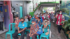 Lansia RW 01 Kelurahan Airlangga, Surabaya, mengikuti Akademi Digital Lansia. (Foto: VOA/Petrus Riski)