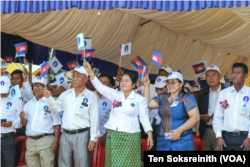 សកម្មជននិងអ្នកគាំទ្រគណបក្សភ្លើងទៀនគ្រវីទង់ជាតិនិងទង់គណបក្ស នៅក្នុងអំឡុងសមាជវិសាមញ្ញរបស់បក្ស នៅខេត្តសៀមរាប កាលពីថ្ងៃទី ១១ ខែកុម្ភៈ ឆ្នាំ ២០២៣។ (ទែន សុខស្រីនិត/វីអូអេ)