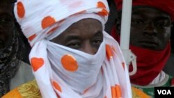 Sarkin Kano Muhammadu Sanusi II (Hagu) Ya Na Mika Kyauta Ga Muhammed Babangida, Wanda Ya Lashe Wasan Dawakai a Karakashin Kungiyar MTN a Lokacin Gasar Lashe Kofin Hassan E. Hadeja a Kaduna a Ranar 4 ga Watan Nuwamba, 2015