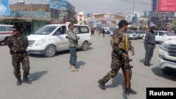 Pasukan Keamanan Afghanistan terus mengamankan lokasi di sekitar ledakan bunuh diri di Kabul, Afghanistan, 9 Maret 2018.