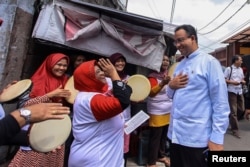 Anies Baswedan, right, a candidate in the running to lead the Indonesian capital Jakarta, talks to suppoters during campaigning in Jakarta, Indonesia, Jan. 17, 2017.