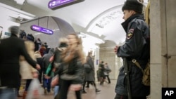Polisi Rusia melakukan penjagaan keamanan di stasiun kereta bawah tanah Pushkinskaya, St. Petersburg, Rusia, Senin (17/4). 