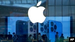 Sejumlah orang sedang mencoba handset iPhone 13 terbaru di Apple Store di Beijing. (Foto: AP)