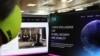 Seorang perempuan memeriksa situs web spyware Pegasus buatan Israel di sebuah kantor di ibu kota Siprus Nicosia pada 21 Juli 2021. (Foto: AFP)