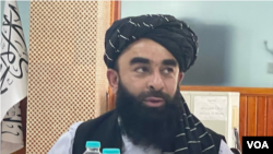 FILE - Chief Taliban spokesman Zabihullah Mujahid speaking to reporters in Kabul. (Ayaz Gul/VOA)