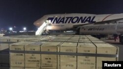ARHIVA: Vojna pomoć - deo američke bezbednosne pomoći Ukrajini, istovaruje se iz aviona na međunarodnom aerodromu Borispil nadomak Kijeva, 13. februara 2022.