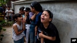 Timoun kriye pandan fineray Palestinyen Tamim Hijazi ki mouri nan yon atak ayeryen Izraelyen nan Khan Younis, 6 Out, 2022.
