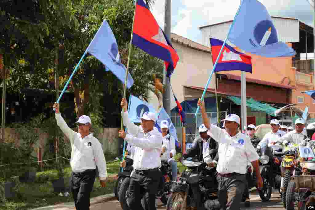 ទិដ្ឋភាព​ទូទៅ​ថ្ងៃចុង​ក្រោយ​នៃ​យុទ្ធនាការ​ឃោសនា​បោះឆ្នោត​ឃុំសង្កាត់អាណត្តិទី ៥ ​របស់​គណបក្ស​ភ្លើងទៀន​ ​នៅ​ក្នុង​ក្រុង​សៀមរាប ខេត្តសៀមរាប នៅ​ថ្ងៃ​ទី ០៣ ខែមិថុនា ឆ្នាំ ២០២២។ (លាស់ លីបលីប/វីអូអេ) 