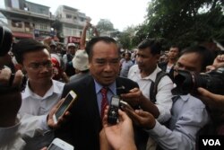 លោក​ហូ វ៉ាន់​ ​អ្នក​តំណាង​រាស្រ្ត​ជាន់ខ្ពស់​នៃគណបក្ស​សង្រ្គោះជាតិនិយាយ​ទៅ​កាន់​អ្នក​សារព័ត៌មាន​នៅទីស្នាក់ការ​កណ្ដាល​បក្ស​នៅ​ទី​ក្រុង​ភ្នំពេញនៅ​ថ្ងៃ​ច័ន្ទ​ទី​៣០​ឧសភា​នេះ ​បន្ទាប់​ពី​ហែរ​ញត្តិ​ទៅ​រដ្ឋសភា​ជាតិ​និង​ថ្វាយជូន​ព្រះ​មហាក្សត្រ​បន្ទាប់ពី​មាន​ករណីតុលាការ​តាមចាប់​ខ្លួន​លោក​កឹម សុខា​ប្រធាន​ស្ដីទី​គណបក្ស​សង្រ្គោះជាតិ​ ក្នុង​ករណី​រឿង​អាស្រូវ​ផ្លូវភេទ​កន្លង​មក(ឡេង ឡែន​/VOA)