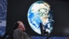 Stephen Hawking Desak Manusia Pindah ke Planet Lain
