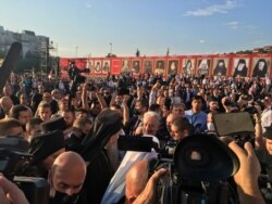 Nekoliko hiljada vjernika i pristalica Srpske pravoslavne crkve okupilo se ispred Hrama Hristovog vaskrsenja u Podgorici kako bi prisustvovali liturgiji uoči ustoličenja mitropolita crnogorskog-primorskog u Cetinjskom manastiru, 4. septembra 2021. (Foto: Predrag Milić, VoA)