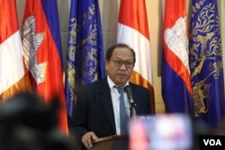 រូបឯកសារ៖ លោក ផៃ ស៊ីផាន អ្នកនាំពាក្យរបស់រដ្ឋាភិបាល ថ្លែងនៅក្នុងសន្និសីទសារព័ត៌មាន នៅទីស្តីការគណៈរដ្ឋមន្រ្តី កាលពីថ្ងៃទី៥ ខែកក្កដា ឆ្នាំ២០១៩។ (ស៊ុន ណារិន/VOA Khmer)