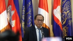 លោក ផៃ ស៊ីផាន អ្នកនាំពាក្យរបស់រដ្ឋាភិបាល ថ្លែងនៅក្នុងសន្និសីទសារព័ត៌មាន នៅទីស្តីការគណៈរដ្ឋមន្រ្តី កាលពីថ្ងៃទី៥ ខែកក្កដា ឆ្នាំ២០១៩។ (ស៊ុន ណារិន/VOA Khmer)