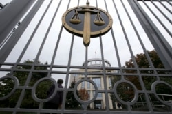 Sebuah gedung pengadilan kota terlihat melalui gerbangnya di Moskow, 24 September 2014. (Foto: REUTERS/Maxim Zmeyev)