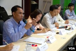 ​លោក​ អំ សំអាត​ អ្នក​សម្របសម្រួល​បច្ចេកទេស​នៃ​អង្គការ​សិទ្ធិមនុស្ស​លីកាដូ (ឆ្វេង) ​ថ្លែង​នៅ​ក្នុង​សន្និសីទព័ត៌មាន​អំពី​យុទ្ធនាការ«ឈប់​និង​ពិគ្រោះ​យោបល់​លើ​ច្បាប់ស្តី​ពី​សមាគម​និង​អង្គការ​មិនមែន​រដ្ឋាភិ​បាល» កាល​ពី​ថ្ងៃ​ច័ន្ទ​ទី​៤ ខែ​ឧសភា ឆ្នាំ​២០១៥។ មាន​តំណាង​អង្គការ​ក្រៅ​រដ្ឋាភិបាល​ជាតិ​និង​អន្តរជាតិ​ប្រមាណ​២៧០ ចូល​រួម​នៅ​ក្នុង​សន្និសីទ​ព័ត៌មាន​នោះ អំពី​សេចក្តី​ព្រាង​ច្បាប់​អង្គការ​ដ៏​ចម្រូងចម្រាស់​នេះ​ដែល​ពួក​គេបារម្ភ​ថា ច្បាប់​នេះ​មាន​ចេតនារិតត្បិត​សេរីភាព​របស់​ពួក​គេ។ (នៅ វណ្ណារិន/VOA)