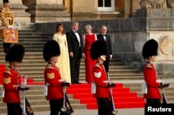Ibu negara AS, Melania Trump, Presiden AS Donald Trump, Perdana Menteri Inggris Theresa May dan suaminya Philip May, dalam upacara penyambutan kedatangan tamu negara di Blenheim Palace dekat Woodstock, Oxfordshire, Kamis, 12 Juli 2018.