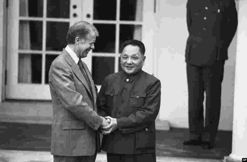 تیس جنوری 1979: وائٹ ہاؤس کے اوول آفس میں صدر جمی کارٹر اور چینی رہنما ٹانگ شاؤ پنگ کے درمیان ملاقات کی تصویر۔ 