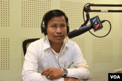 រូបឯកសារ៖ លោក យឿង សុធារ៉ា សាស្ត្រាចារ្យ​ច្បាប់​នៃ​សាកល​វិទ្យាល័យ​បញ្ញាសាស្ត្រ​កម្ពុជា ចូលរួម​ជា​វាគ្មីន​ពិភាក្សា​អំពី​ឯករាជ្យភាព​នៃ​ប្រព័ន្ធ​យុត្តិធម៌​នៅ​កម្ពុជា នៅ​ក្នុង​កម្មវិធី Hello VOA កាលពី​ថ្ងៃច័ន្ទ ទី១៣ ខែមិថុនា ឆ្នាំ២០១៦។ (លឹម សុធី/VOA)