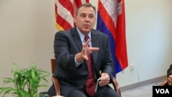 William A. Heidt, US ambassador to Cambodia, in an interview with VOA Khmer, suggests that Cambodia should consider joining the Trans-Pacific Partnership, in Phnom Penh, Cambodia, on February 10, 2016. (Nov Povleakhena/VOA Khmer)