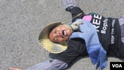 Yorm Bopha's mother lied down on the street on Wednesday morning March 27, 2013 to protest for the release of her jailed daughter.