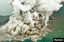 Gumpalan abu mengepul saat Anak Krakatau meletus, 23 Desember 2018. (Foto: Susi Air via REUTERS)