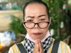 រូបឯកសារ៖ អ្នកស្រី​សុខ បូលីម៉ា​ អាយុ៥០ឆ្នាំ​ ជា​ភរិយាលោក​គឹម ភាណា​ អាយុ​៥៤​ឆ្នាំ​ អតីតចៅសង្កាត់​ផ្សារ​ដេប៉ូIII​ ក្នុង​ខ័ណ្ឌ​ទួលគោក មកតវ៉ានៅមុខសាលាដំបូងរាជធានី​ភ្នំពេញ​ ថ្ងៃ​ទី១៩​ ខែមិថុនា​ ឆ្នាំ​២០២០។ (ហ៊ុល រស្មី/វីអូអេ)