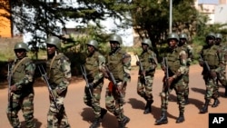 Des soldats maliens patrouillent à Bamako