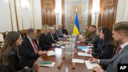 Ուկրաինայի հարցով ԱՄՆ բանագնաց, գեներալ Քիթ Քելլոգի և Ուկրաինայի նախագահի աշխատակազմի ղեկավար Անդրեյ Երմակի գլխավորած պատվիրակությունների բանակցությունները։ Կիև, փետրվարի 19, 2025թ․։