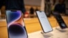 IPhone 14, iPhone 14 Pro dan iPhone 14 Pro Max dipajang di toko Apple Fifth Avenue, New York, Jumat, 16 September 2022. (AP/Yuki Iwamura)