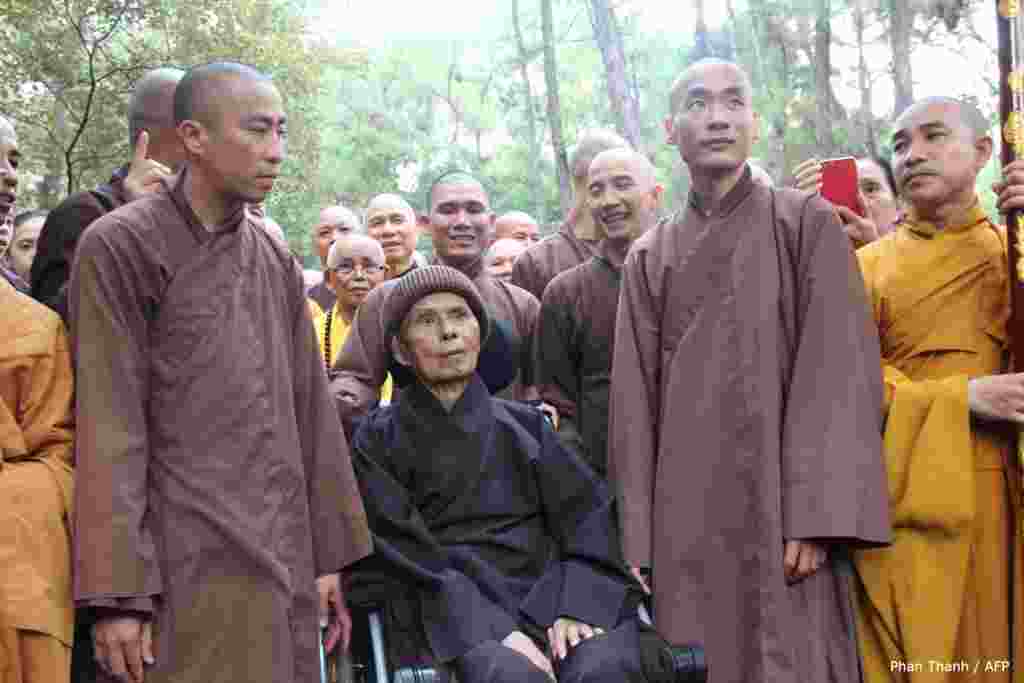 သူ့ရဲ့ နောက်ဆုံးနေ့တွေကို သူ့အမိမြေမှာပဲ ကုန်ဆုံးစေလိုတဲ့ ဆန္ဒကြောင့် ဆရာတော်ဟာ ၂၀၁၈ခုနှစ်မှာ ဗီယက်နမ်ကို အပြီးပြန်လာခဲ့ပါတယ်။ ပျံလွန်တော်မမူခင် နောက်ဆုံး ၃နှစ်နဲ့ ၃လကို ဟွေမြို့က တူဟျူဘုရားမှာ သီတင်းသုံးခဲ့ပါတယ်။ အဲဒီနေရာဟာ သူပထမဆုံး သာသနာ့ဘောင်ဝင်ခဲ့ပြီး ခန္ဓာမှာ သတိမြဲခြင်းသဘောတရား ကမ္ဘာကြီးကို ပြသခဲ့တာအပြင် ငြိမ်းချမ်းရေးလှုံ့ဆော်မှု စတင်ခဲ့ရာနေရာလည်းဖြစ်ပါတယ်။ ၂၀၁၄ခုနှစ်မှာ အသက်အန္တရာယ်တိမ်းစောင်းလုနီးပါး လေဖြတ်ခဲ့ပြီးနောက် အမေရိကန်ပြည်ထောင်စု ကယ်လီဖိုးနီးယားပြည်နယ်မှာ ဆေးကုသမှုခံယူခဲ့ရပါတယ်။ ထိုင်းနိုင်ငံမှာ အနာယူခဲ့ပြီးနောက်မှာမှ အမိမြေဆီ ပြန်ကြွခဲ့တာဖြစ်ပါတယ်။