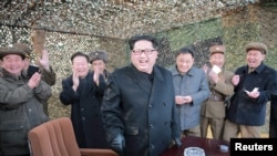 លោក Kim Jong Un មេដឹកនាំ​កូរ៉េខាង​ជើង​សើច​នៅ​ពេល​លោក​ណែនាំ​ពី​ការ​បាញ់​ពិសោធ​ប្រព័ន្ធ​រ៉ុក្កែត​ថ្មី​មួយ​ នៅ​ក្នុង​ក្រុង​ព្យុងយ៉ាង​ កាលពី​ថ្ងៃទី៤ ខែមីនា ឆ្នាំ២០១៦។