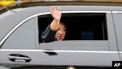 មេដឹកនាំ​កូរ៉េ​ខាង​ជើង​ Kim Jong Un បក់​ដៃ​ចេញ​ពី​រថយន្ត​ បន្ទាប់​ពី​អញ្ជើញ​ទៅ​ដល់​ក្រុង Dong Dang កាលពី​ថ្ងៃទី២៦ ខែកុម្ភៈ ឆ្នា២០១៩។