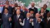 Viongozi waliohudhuria kongamanao la G20 huko Rio de Janeiro, akiwemo Rais wa Afrika Kusini Cyril Ramaphosa (wa mwisho kulia) wakionyesha mshikamano. Ramaphosa amechukua usukani wa G20 baada ya Umoja wa Afrika kukubaliwa kama mwanachama wa kudumu wa G20.
