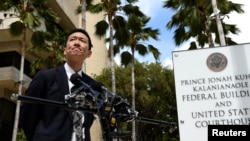 Jaksa Agung Hawaii Douglas Chin menjawab pertanyaan media terkait tanggapan terhadap kebijakan larangan pendatang terbaru Presiden Trump di Pengadilan Distrik Sirkuit 9 di Honolulu, Hawaii, 15 Maret 2017. (REUTERS/Hugh Gentry).