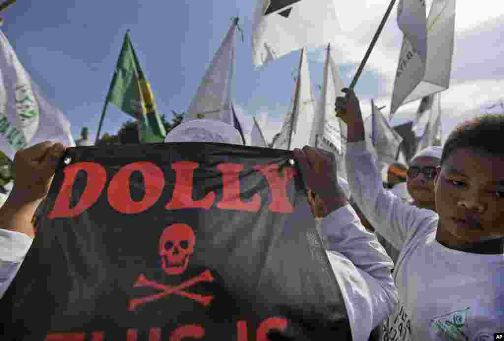Demonstran memprotes langkah pemerintah kota Surabaya dalam menutup kompleks lokalisasi Dolly (18/6). (AP/Dita Alangkara)