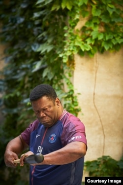 Koffi Kwanhulé lors de son spectacle Ezechiel et les bruits de l'ombre, durant la 71e édition du Festival d'Avignon, France, le 7 juillet 2017.