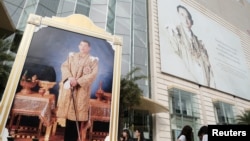 Portraits of Thailand's King Maha Vajiralongkorn Bodindradebayavarangkun and the late King Bhumibol Adulyadej are displayed at a department store in central Bangkok, Thailand, Jan. 17, 2017.