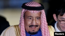 Raja Saudi Salman bin Abdulaziz Al-Saud tiba di bandar udara internasional Haneda di Tokyo (12/3). (Reuters/Toru Hanai)