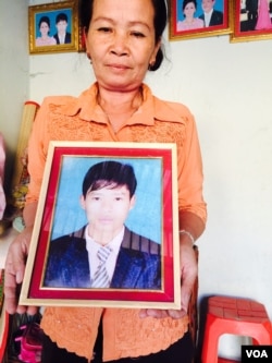 អ្នកស្រី កែវ សុខម៉េងជា​ម្តាយ​របស់​ផែង កុសល្យ កាន់​រូបថត​របស់​កូន​ប្រុស​គាត់​នៅ​ក្នុង​ផ្ទះ​នៅ​ខ័ណ្ឌ​ដង្កោ​ក្នុង​ទីក្រុង​ភ្នំពេញ។