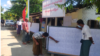 မွန်ပြည်နယ် ပေါင်မြို့မှာ ဆန္ဒမဲပေးခွင့်ရှိသူ အမည်စာရင်းကို ကြည့်ရှုနေသူတချို့။ (ဇူလိုင် ၂၇၊ ၂၀၂၀။ ဓာတ်ပုံ - MOI)