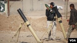 FILE - An Iraqi soldier loads a mortar to fire into IS-held areas on the outskirts of Mosul, Nov. 23, 2016 (H. Murdock/VOA). “They’re pretty well defended throughout," a U.S. official said of IS fighters remaining in the city.