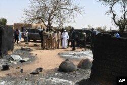 Presiden Mali Ibrahim Boubacar Keita meninjau lokasi serangan terhadap warga etnis Fulani di Ogossagou, Senin (25/3).